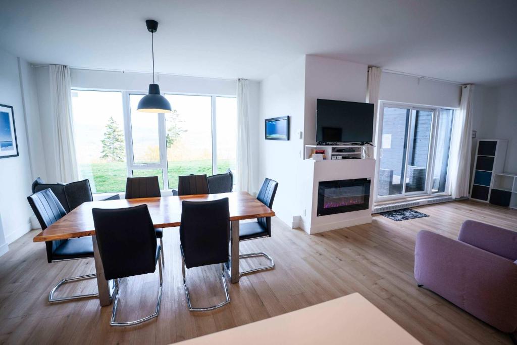 TV a/nebo společenská místnost v ubytování Luxury Condo with Stunning View and Pool