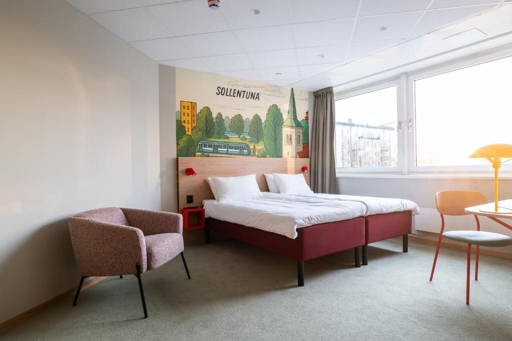 ein Hotelzimmer mit einem Bett und einem Stuhl in der Unterkunft Good Morning Sollentuna in Sollentuna