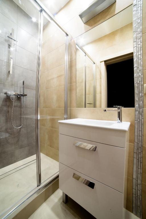Cracow Rent Apartments - spacious apartments for 2-7 people in quiet area - Kolberga Street nr 3 - 10 min to Main Square by foot - Studio Apartment