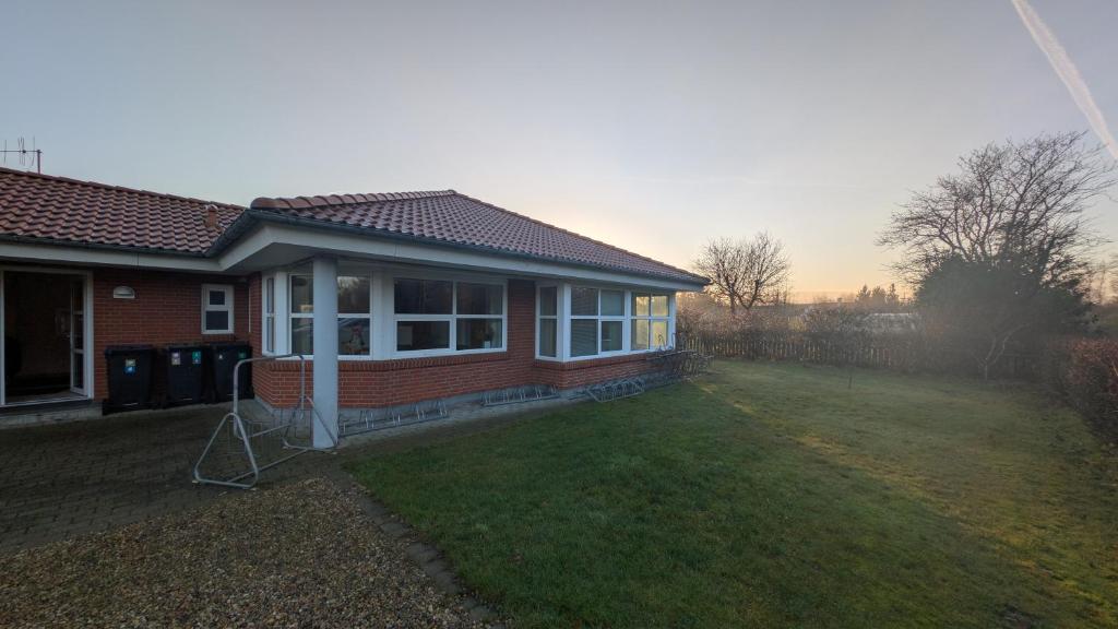 una casa con un prato davanti di Villa Henneby a Henne