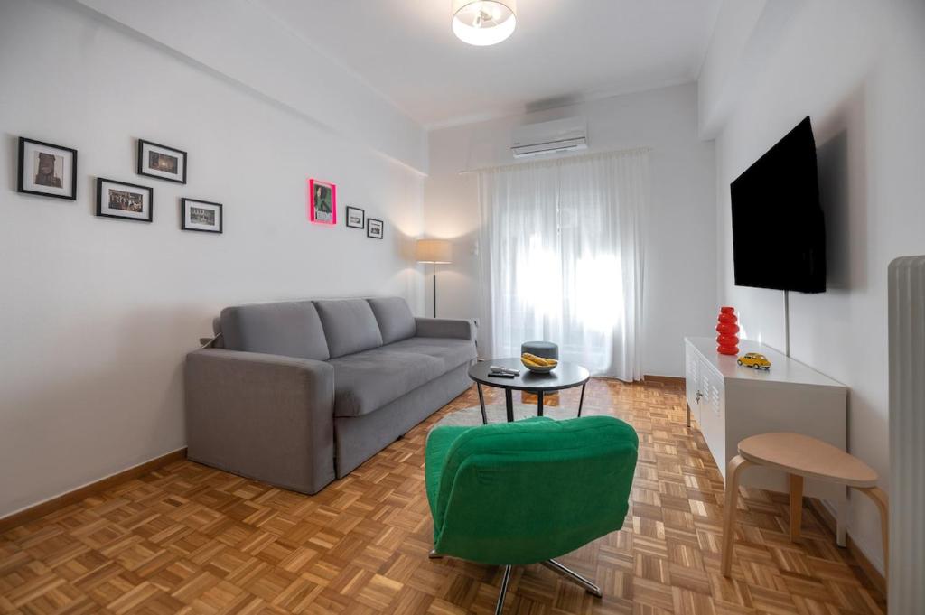 Colorful Koukaki Apartment Near the Acropolis