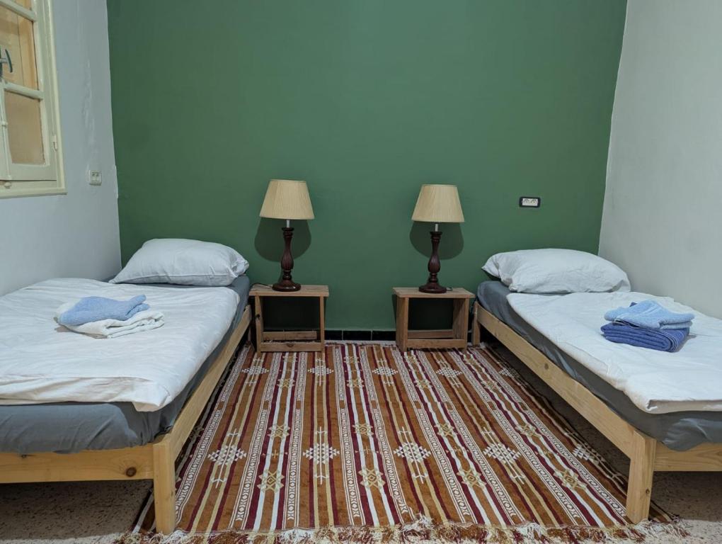 Ένα ή περισσότερα κρεβάτια σε δωμάτιο στο Gemütliches Zimmer in Douz - Oase der Ruhe