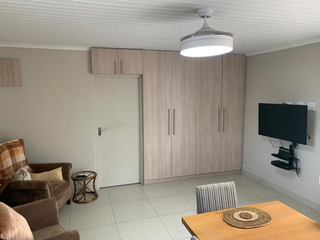 Et tv og/eller underholdning på Entire large 1 bedroom very private with parking