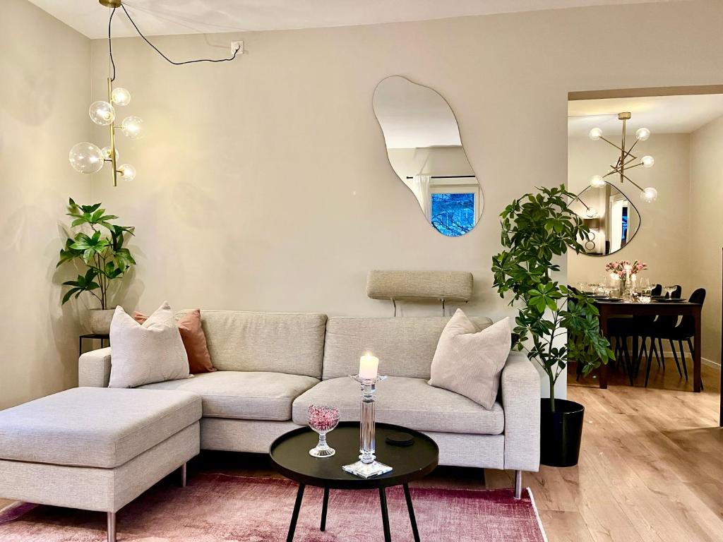 Posezení v ubytování Modern apartment with a balcony and free parking