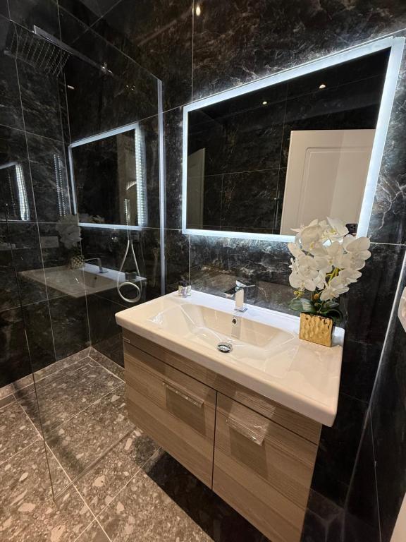 Phòng tắm tại Murati Lake View Hotel