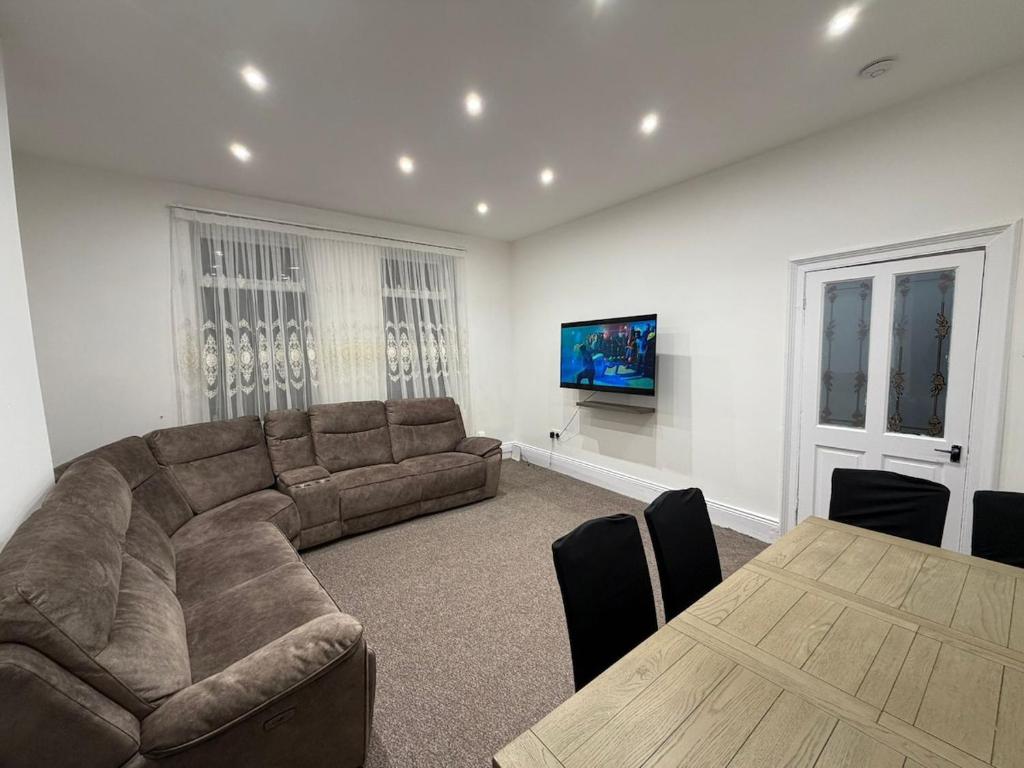 Et opholdsområde på Numero Uno Budget Stays 4BR for Workers & Groups