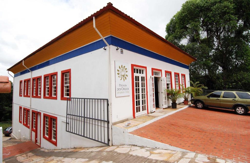 een gebouw waar een auto voor geparkeerd staat bij Pousada Dos Ofícios in Ouro Preto