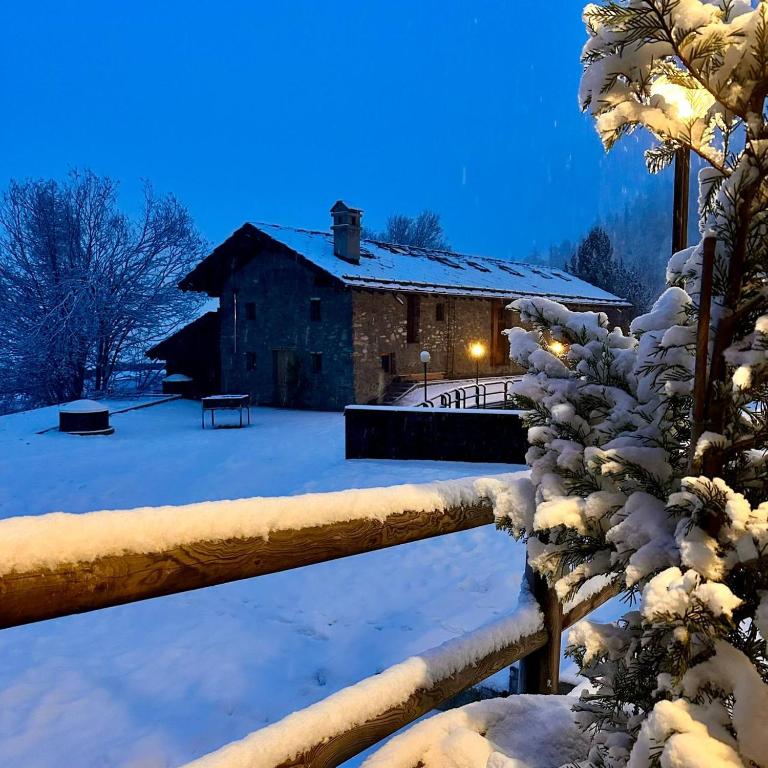 eine Hütte im Schnee bei Nacht in der Unterkunft Club Esse Pila 2000 in Pila