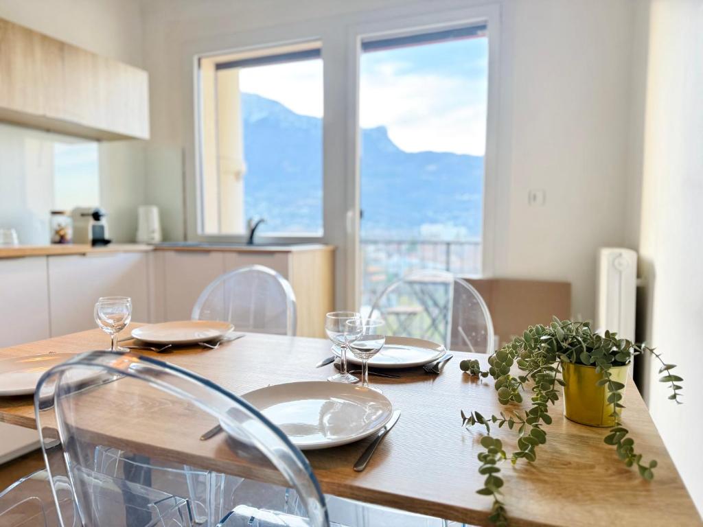 En generel udsigt til bjerge eller udsigt til bjerge taget fra lejligheden