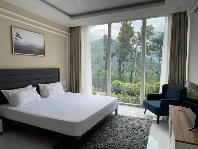 Giường trong phòng chung tại The Bourg- Premium 4BHK Villa with Private Pool