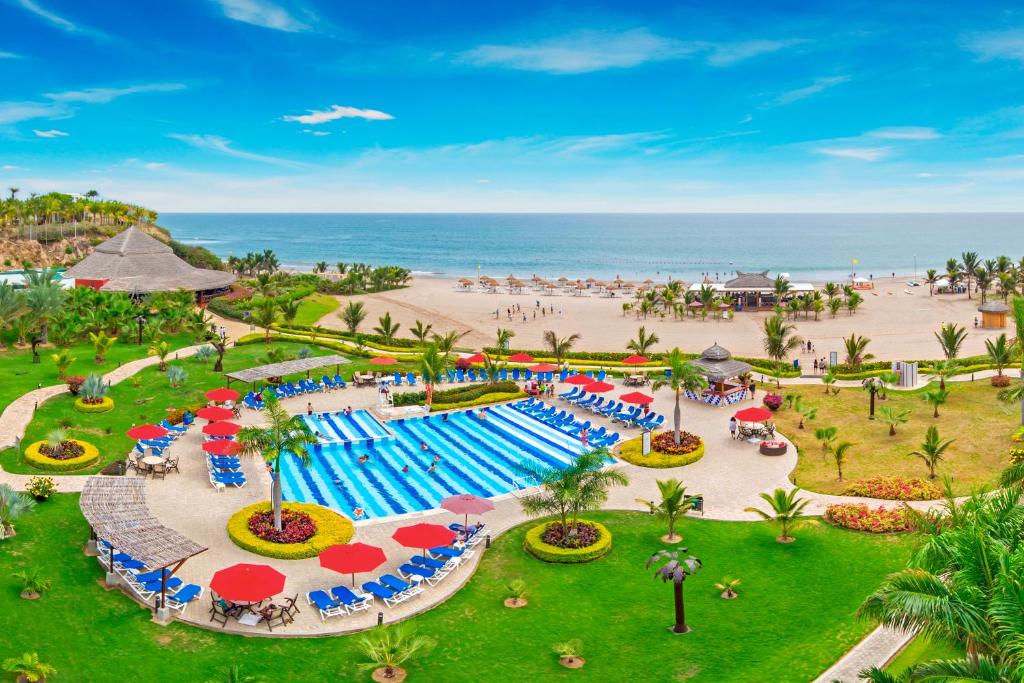 - une vue aérienne sur un complexe avec une piscine et une plage dans l'établissement Royal Decameron Punta Centinela - All Inclusive, à Ballenita