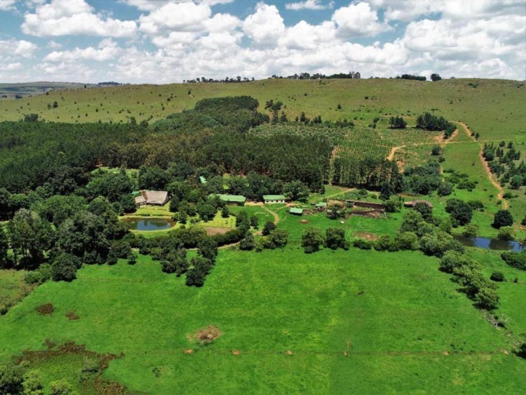 een luchtzicht op een veld met bomen en een rivier bij Winnaarspoort Lodge in Hydro