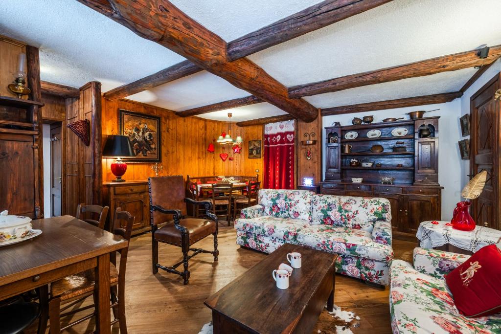 ein Wohnzimmer mit Sofa und Tisch in der Unterkunft tHE Courmaison - Courmayeur in Courmayeur