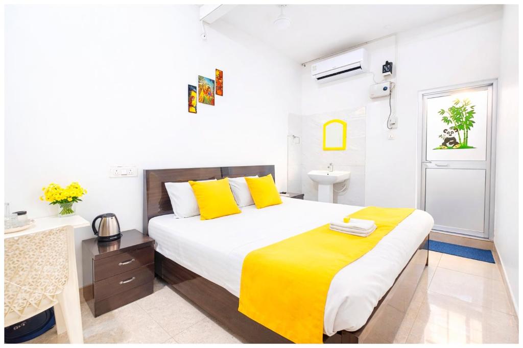 Postel nebo postele na pokoji v ubytování Hotel Ashoka Premium Ashram Near Ram janam Bhoomi - Fully Air Conditioning Premium Rooms - BEST HOTEL