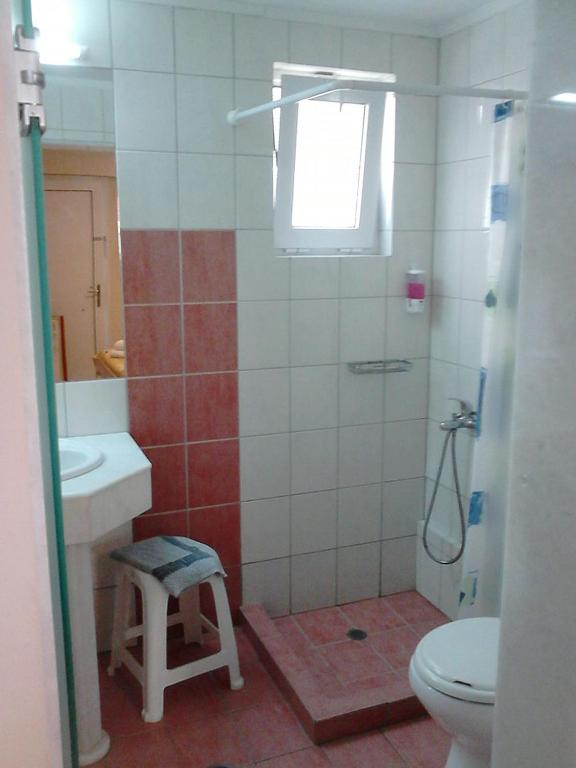 Koupelna v ubytování Frini Hotel