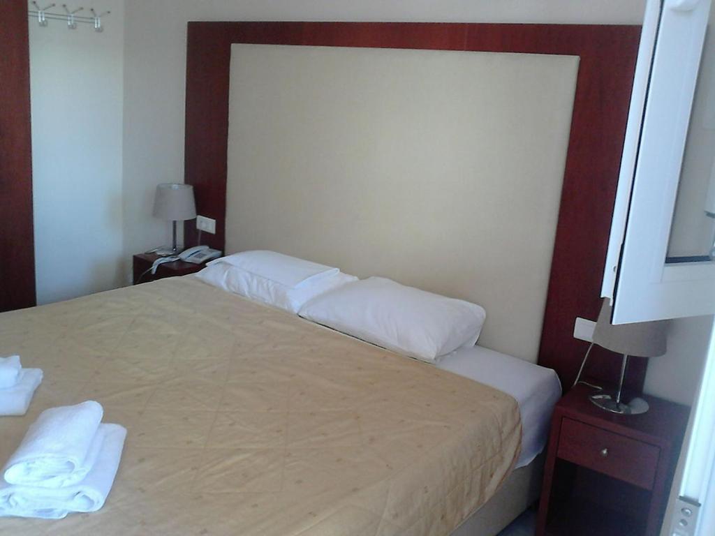Postel nebo postele na pokoji v ubytování Frini Hotel