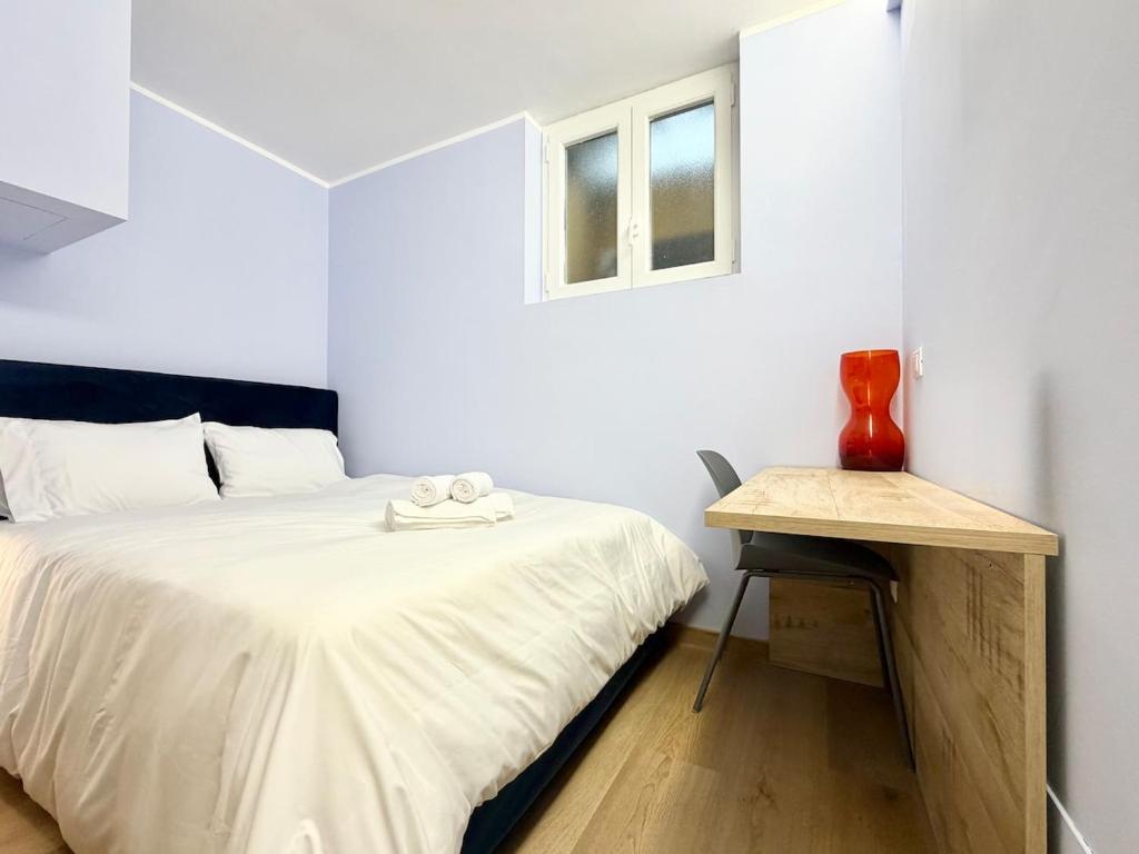 een slaapkamer met een bed met een tafel en een raam bij Mario's Holiday House in Barcuzzi