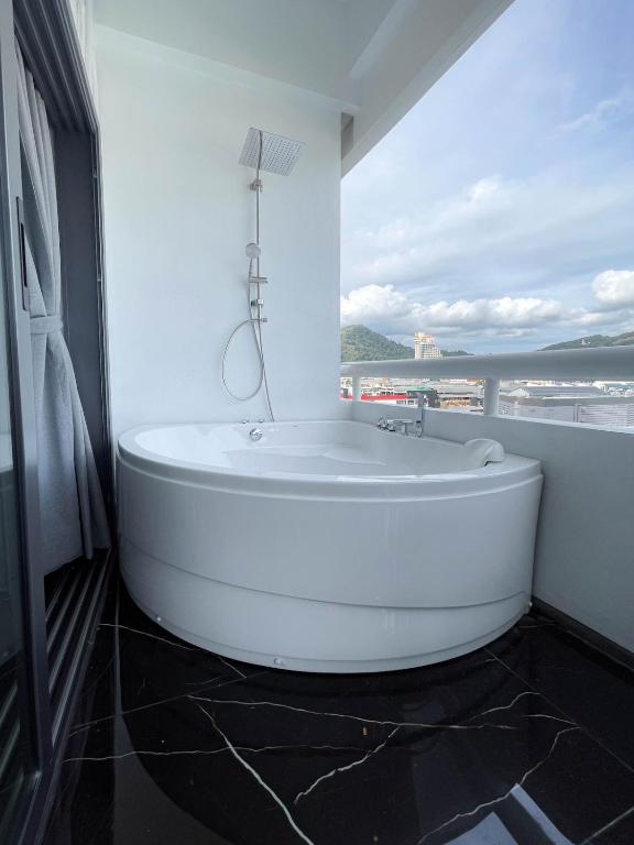 3Bedrooms Mountain View at Patong Tower Phuket در پوکت