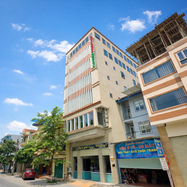 a tall building on the side of a street at Quỳnh Vy Hotel Thái Nguyên in Thái Nguyên