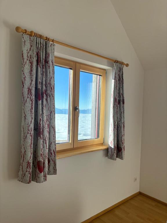 ein leeres Zimmer mit einem Fenster mit Vorhängen in der Unterkunft Koralpenhaus Schutzhaus in Goding
