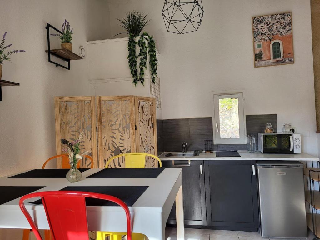 Køkken eller tekøkken på 2 pièces dans le centre historique de Barjols