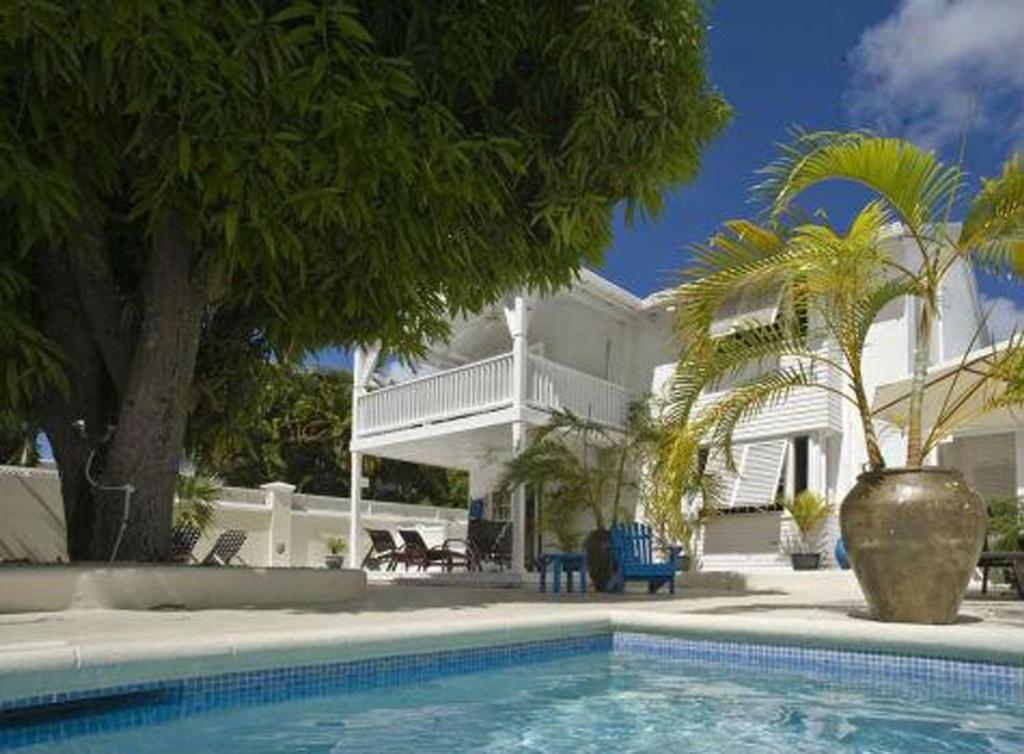 ein Swimmingpool vor einem Haus in der Unterkunft Mango Court 1 - by ZenBreak in Saint James