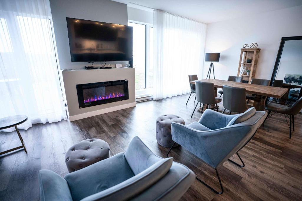 Μια τηλεόραση ή/και κέντρο ψυχαγωγίας στο Chic Condo - River View & Comfort with Pool