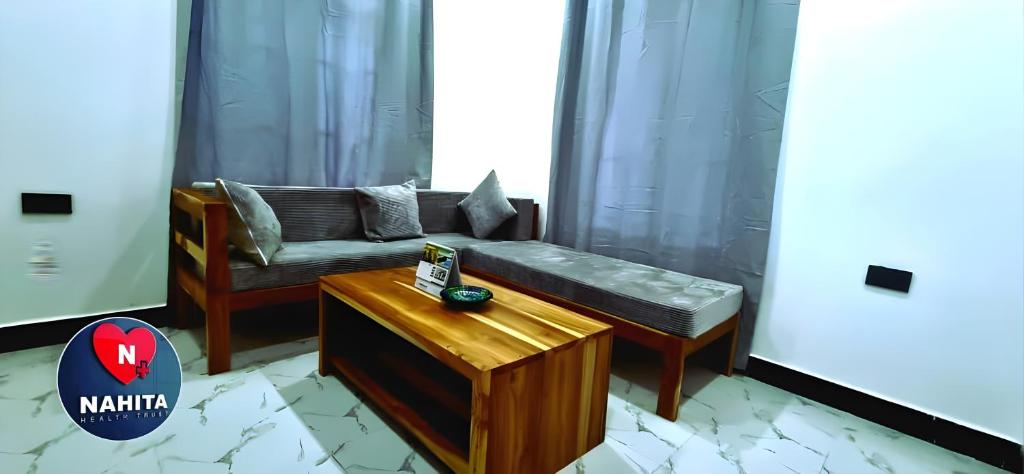 ein Wohnzimmer mit Sofa und Tisch in der Unterkunft Nahita Apartment in Kibigija