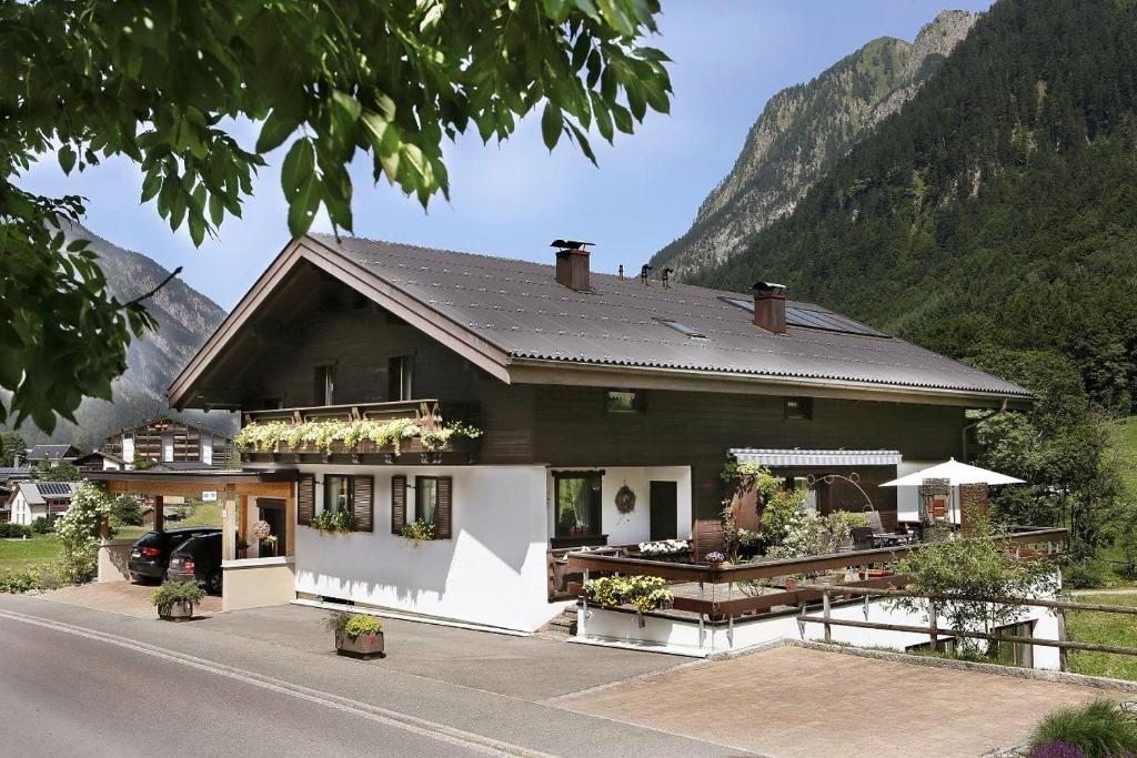 een huis met een berg op de achtergrond bij Haus Schönblick in Brand