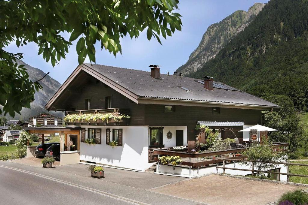 ein Haus mit einem Berg im Hintergrund in der Unterkunft Haus Schönblick in Brand