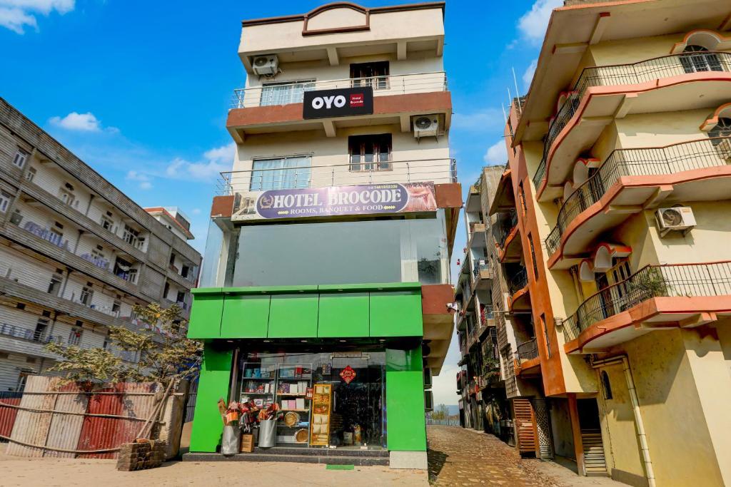 een gebouw met een winkel ervoor bij SPOT ON Hotel Brocode in Dānāpur