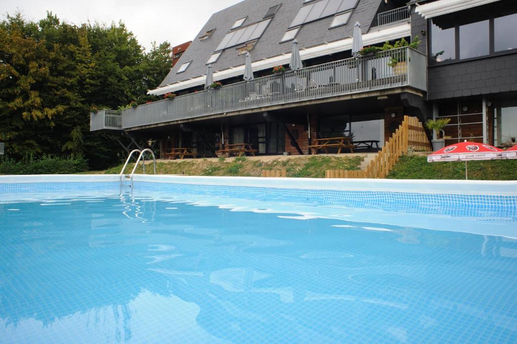 Bazén v ubytování Hostel De Veurs nebo v jeho okolí
