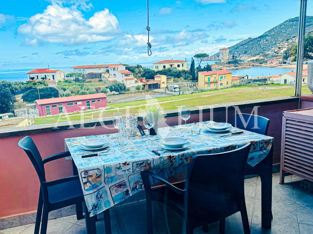 ein Tisch mit Stühlen und Blick auf eine Stadt in der Unterkunft Raffaella 2 in Campese