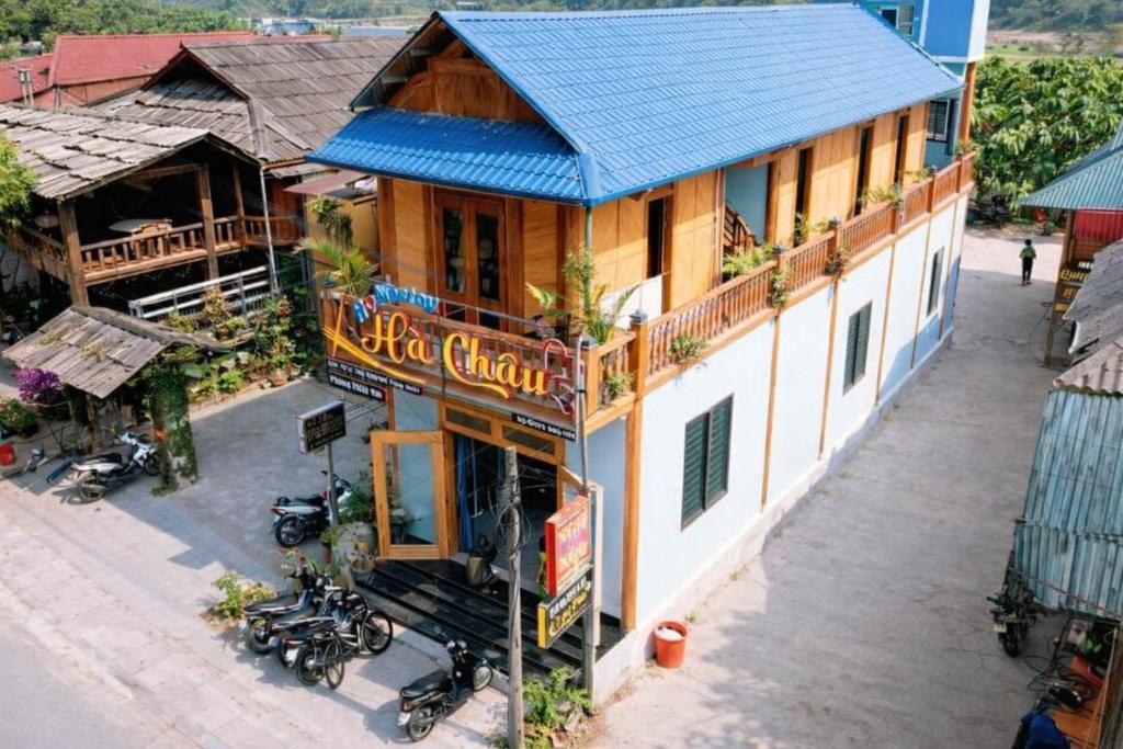 an overhead view of a building with motorcycles parked outside at Hà Châu Homestay in Mù Cang Chải