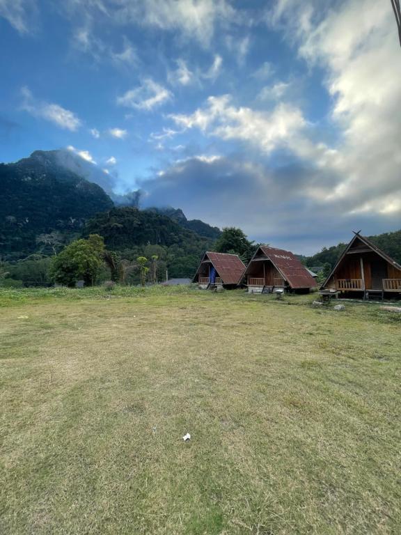NongkhiawPhoutthasack Guesthouse的山地的一组房子