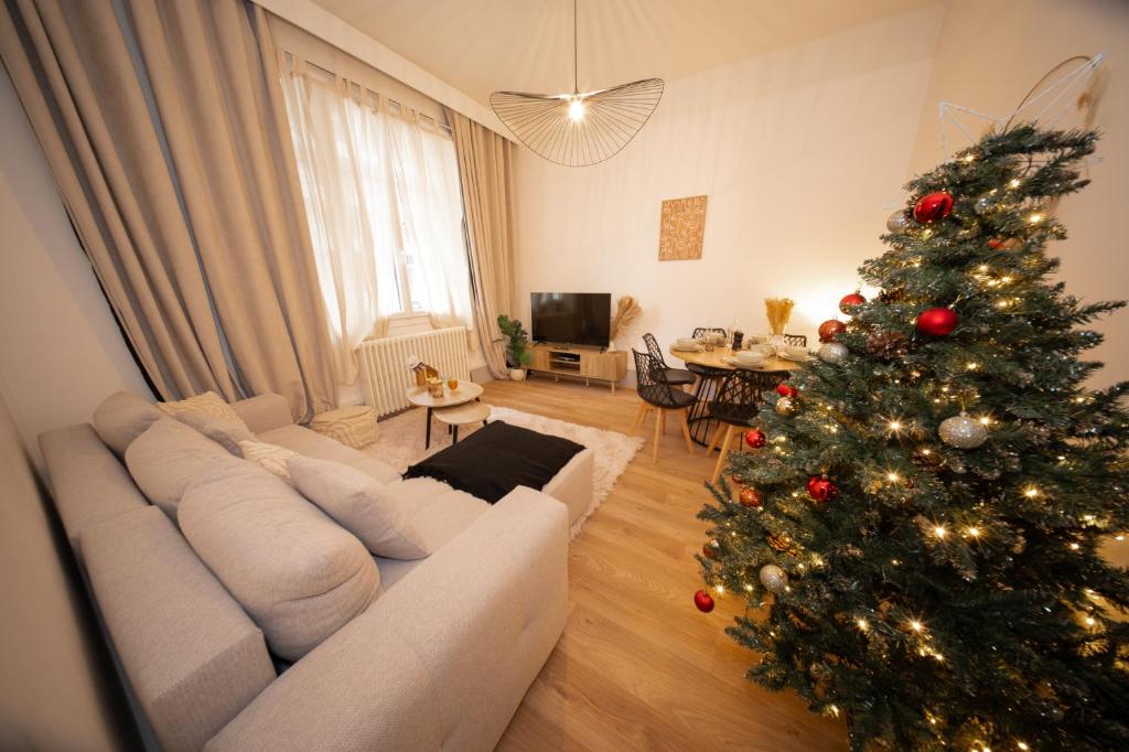 - un salon avec un arbre de Noël dans l'établissement L'Élégance – Cosy & Chill, à Chambéry