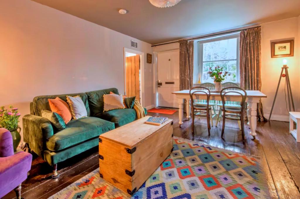 een woonkamer met een bank en een tafel bij Finest Retreats - Flittermouse Cottage in Wingfield