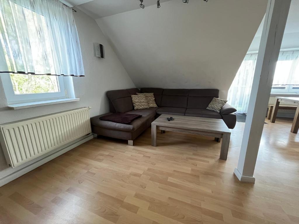 ein Wohnzimmer mit Sofa und Couchtisch in der Unterkunft Ferienwohnung Serbitz in Treben