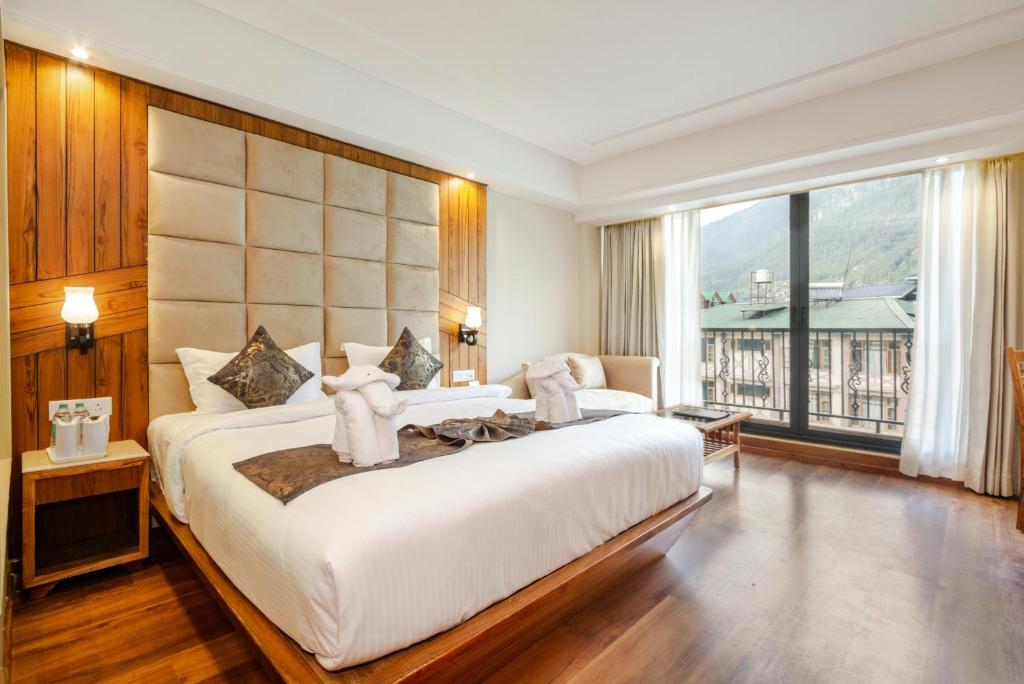 Postel nebo postele na pokoji v ubytování Hotel Grand Nysha Plaza Near Delhi Airport