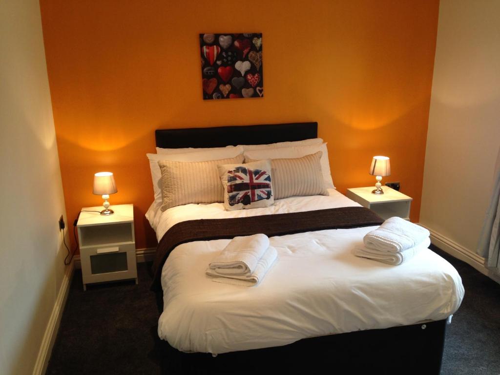 two beds in a small room with two lamps at Flex Lets - Azalea Terrace Apartments in Sunderland