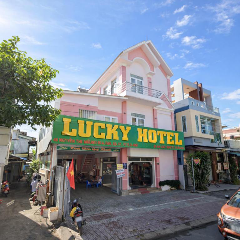 a building with a sign for a lucky hotel at Lucky 1 Hotel in Trà Vinh