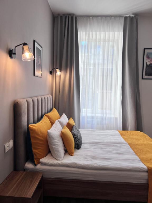 En eller flere senge i et værelse på Fiesta Apartment on Franka 2BR-6P