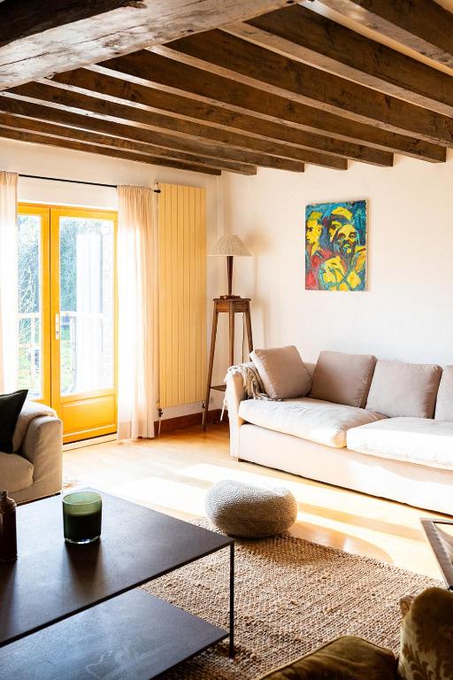 a living room with a couch and a table at L'Auberge des Clés in Chevannes