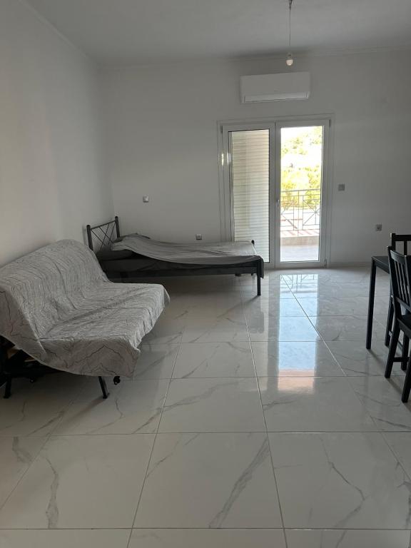 une chambre avec deux lits sur un sol carrelé dans l'établissement Mpalaskas luxury apartments, à Vonitza