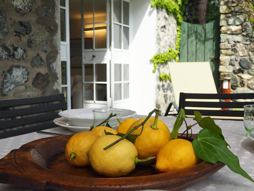 eine Schale Zitronen auf einem Tisch in der Unterkunft Villa La Pavona Luxury Collection in Monterosso al Mare