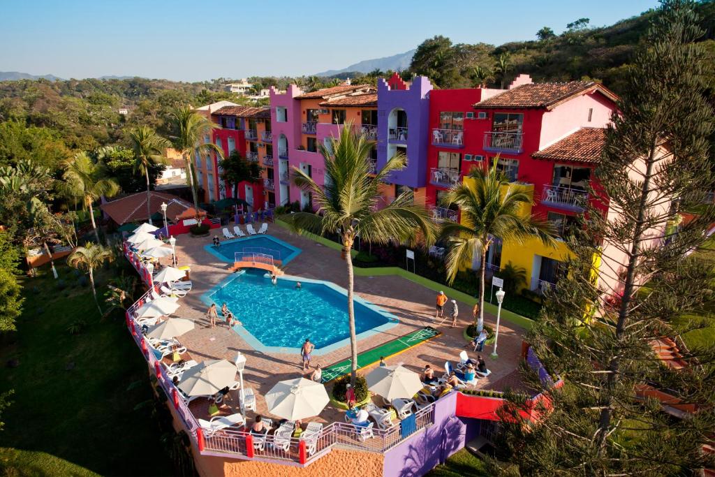 een uitzicht over een zwembad in een resort bij Decameron Los Cocos - All Inclusive in Rincon de Guayabitos