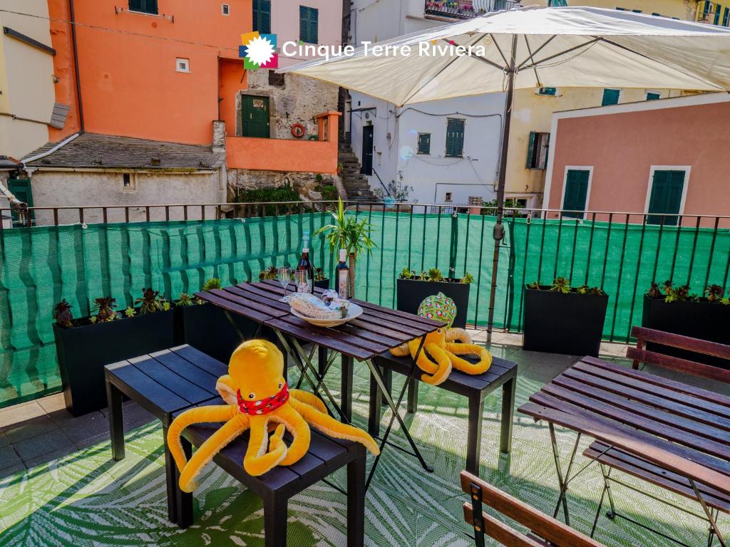 une table avec deux objets jaunes dessus dans l'établissement El Nin Apartment with Terrace & AC, à Vernazza