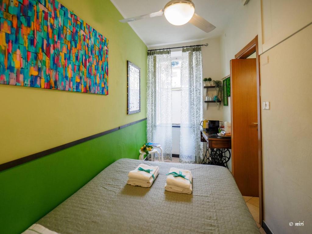 een slaapkamer met een bed met twee handdoeken erop bij Carmelina Tiny Village Room in Vernazza