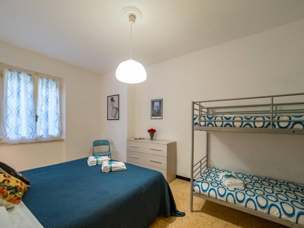 een slaapkamer met een bed en een stapelbed bij La Casa di Frida Family Apartment in Vernazza