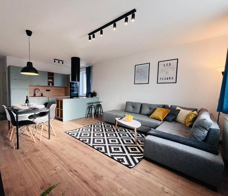 een woonkamer met een bank en een tafel bij Jan Gustav Apartments in Liptovský Mikuláš